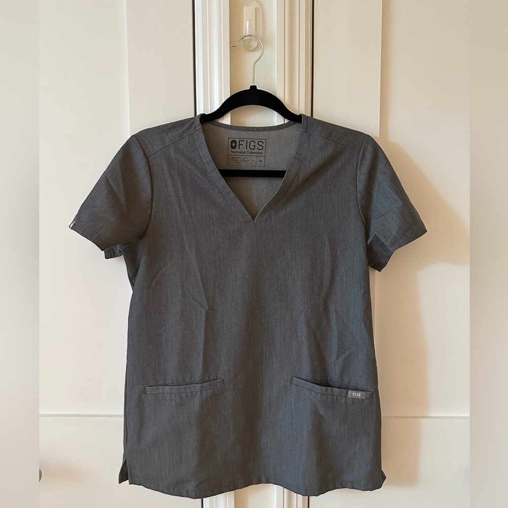 FIGS Graphite Casma - Three-Pocket Scrub Top - XS / Graphite